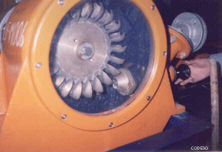 Turbina Pelton experimental con vista a cucharras y el chiglor